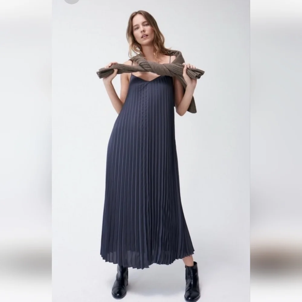 Club Monaco pleated maxi dress - Picture 4 of 6